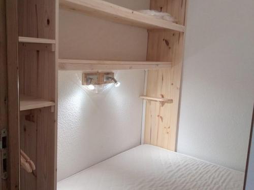 un petit placard avec des étagères en bois et une lumière dans l'établissement Studio pour 4 Pers. Proche Pistes, Parking, Casier à Skis - Crest-Voland - FR-1-733-68, à Crest-Voland