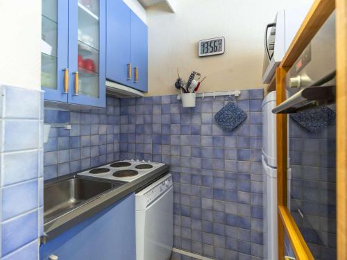 Il comprend une petite cuisine équipée d'une cuisinière et d'un évier. dans l'établissement Studio cabine 6 personnes au pied des pistes à Gourette, séjour avec balcon, parking - FR-1-400-117, à Eaux-Bonnes