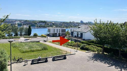 an aerial view of a house with a red arrow at Luxuswohnung direkt am Phönixsee in Dortmund