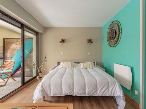 ein Schlafzimmer mit einem großen Bett und einem Balkon in der Unterkunft Studio Hendaye, 1 pièce, 4 personnes - FR-1-2-431 in Hendaye
