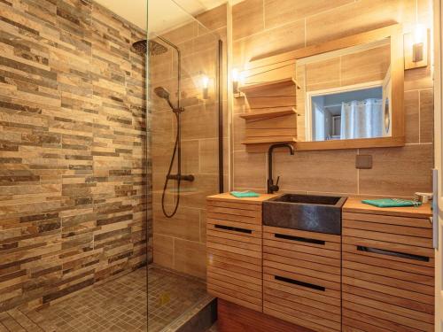 ein Bad mit einem Waschbecken und einer Dusche in der Unterkunft Studio Hendaye, 1 pièce, 4 personnes - FR-1-2-431 in Hendaye