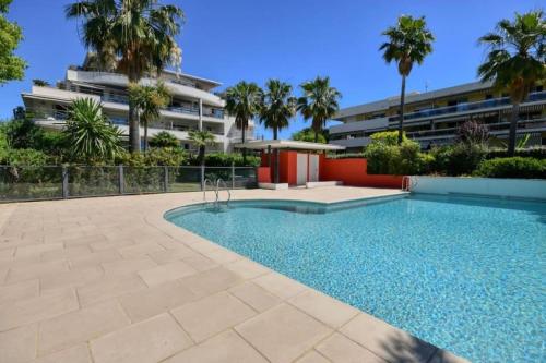 A piscina localizada em Air-conditioned Studio with pool St Laurent du Var ou nos arredores