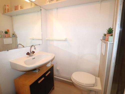 une salle de bain avec un lavabo, des toilettes et une douche dans l'établissement Studio cabine refait à neuf, piscine, proche plage et commerces - FR-1-307-241, au Grau-du-Roi