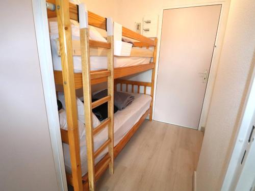 une chambre avec deux lits superposés dans une pièce dans l'établissement Studio cabine refait à neuf, piscine, proche plage et commerces - FR-1-307-241, au Grau-du-Roi