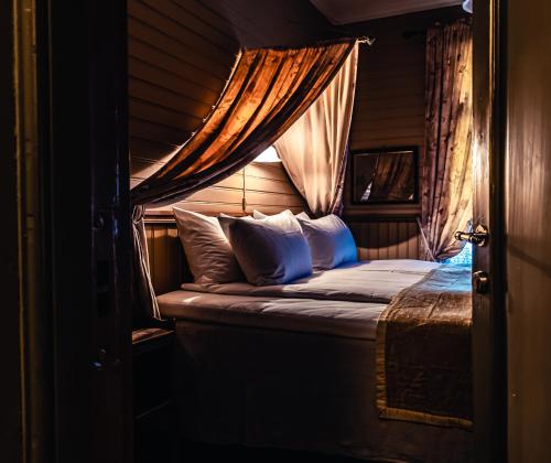 Postel nebo postele na pokoji v ubytování Dalen Hotel
