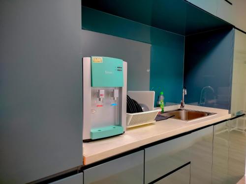 un refrigerador azul y blanco sentado en una encimera de cocina en Empire City PJ Studio Suites by Manhattan Group en Petaling Jaya