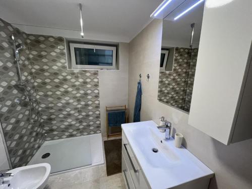 une salle de bain avec un lavabo, une douche et des toilettes dans l'établissement Apartment Hermes, à Lovran