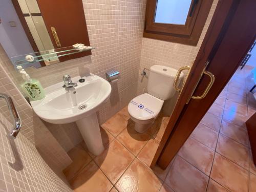 a bathroom with a toilet and a sink at Apartamento con espectaculares vistas al Mediterráneo in Calella de Palafrugell