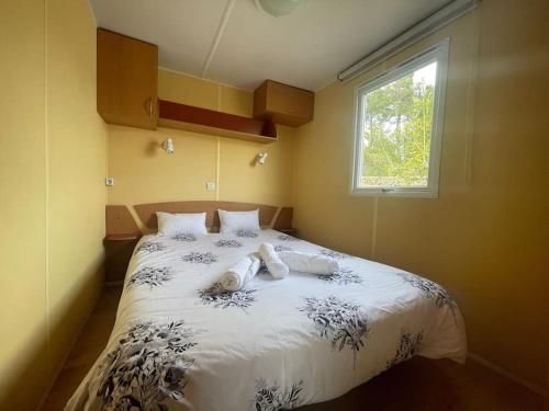 sypialnia z dużym białym łóżkiem i oknem w obiekcie Casa de Campo 