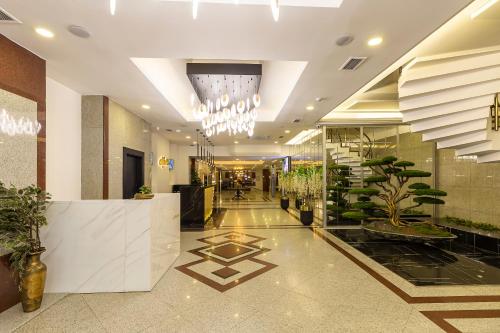 Lobby/Rezeption in der Unterkunft Marble Hotel