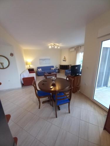a living room with a table and chairs and a couch at Χαλκιδική Κρυοπηγή in Kriopigi