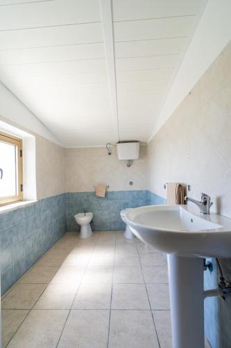 Ένα μπάνιο στο Luxury and Comfort in a Sea View Apartment