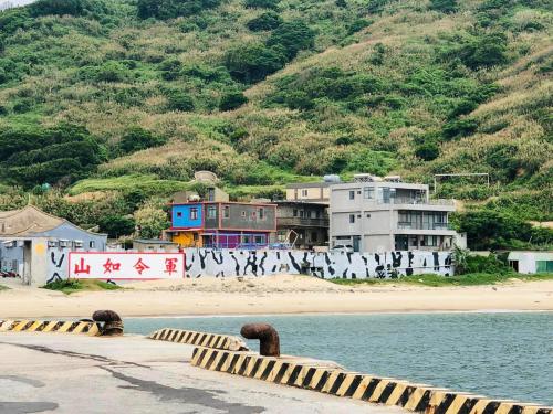 莒光鄉的住宿－台北人民宿，海滩旁一座涂鸦的建筑