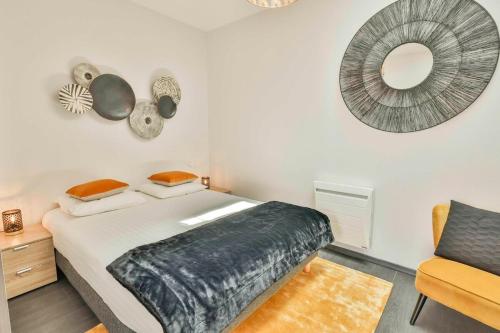 にあるDomaine Grand Piquecaillou - L'appartement Barsacのベッドルーム1室(ベッド1台、鏡、椅子付)
