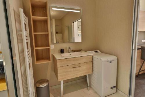 La salle de bains est pourvue d'un lavabo, d'un lave-linge et d'un sèche-linge. dans l'établissement Domaine Grand Piquecaillou - L'appartement Barsac, à Saint-Maixant