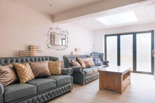 uma sala de estar com dois sofás e uma mesa em Lush & Spacious 3BD House - East Brighton em Brighton & Hove
