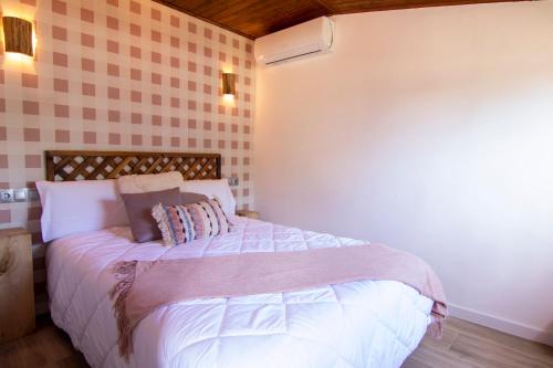 a bedroom with a bed in a room at La Lagunilla Golf in Candeleda