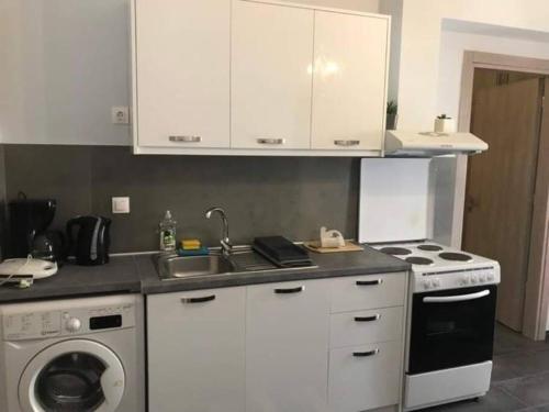 Η κουζίνα ή μικρή κουζίνα στο Ranias cozy apartment university
