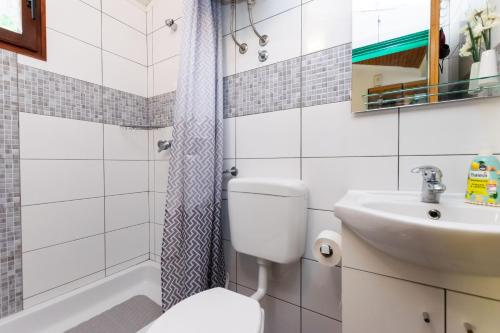 A bathroom at Apartments Luci