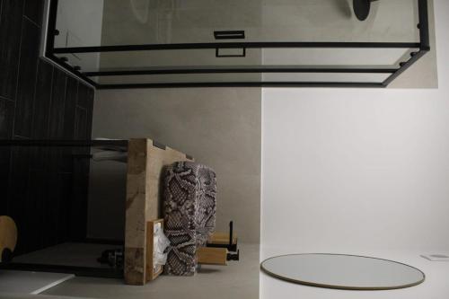 una habitación con una mesa y un jarrón en el suelo en Camera di Luna Estate, en San Cesario di Lecce
