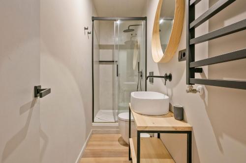a bathroom with a sink and a shower at Luderna - Apartamento con terraza Montanero in Vielha