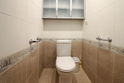 baño con aseo blanco en una habitación en 2 Bedroom Apartment on Tumanyan street en Ereván