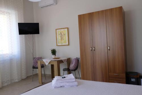 Ένα ή περισσότερα κρεβάτια σε δωμάτιο στο B&B ANNUNZIATA-Vicino all' Ospedale Civile dell'Annunziata e alla Clinica Scarnati, a due passi dall'Ospedale Mariano Santo,Siamo nel centro di Cosenza con facilita' di parcheggio e servizi vari
