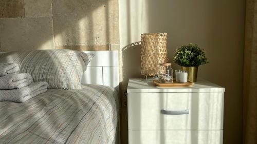 比格沃的住宿－Seafront apartments，卧室配有一张床,床头柜位于床边。
