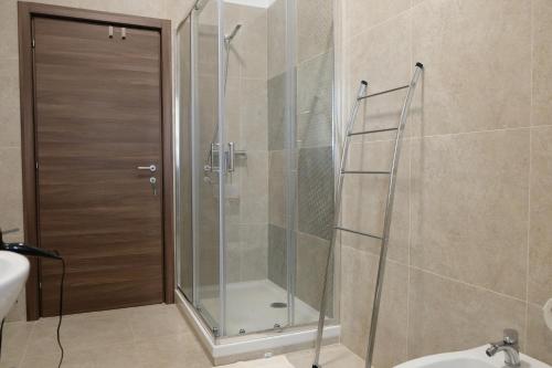 una doccia con porta in vetro in bagno di B&B ANNUNZIATA- Nel centro di Cosenza,vicino all' Ospedale Civile di Cosenza e alla Clinica Scarnati,con facilita' di parcheggio e servizi a Cosenza