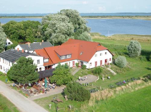 eine Luftansicht eines Hauses mit einer Gruppe von Personen in der Unterkunft Hotel Enddorn Hiddensee in Kloster