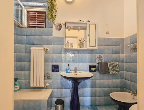 ein Badezimmer mit einem Waschbecken, einer Badewanne und einem Spiegel in der Unterkunft Apartment Alba in Brtonigla