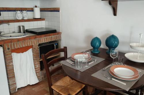 een keuken met een tafel met stoelen en een wastafel bij La Casa di Clo in Catania