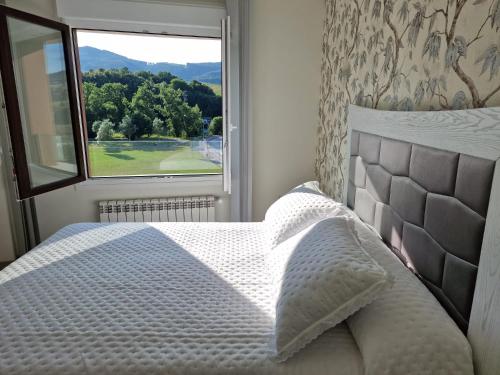 1 dormitorio con cama y ventana grande en Barquerina - Ría de Villaviciosa, en Villaviciosa