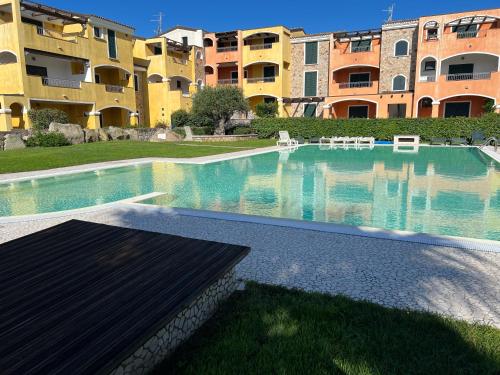 une piscine en face d'un bâtiment dans l'établissement Borgo dei Mirti, à Santa Teresa Gallura