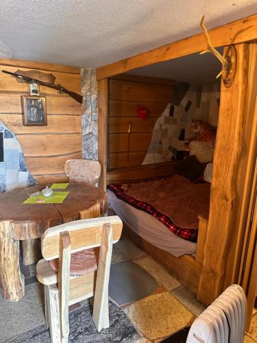 een kamer met een bed, een tafel en een bureau bij Romantyczny apartament nad jeziorem in Kamień
