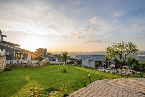 una imagen de un patio con una casa en Alya Kartepe Villa Hotel, en Kocaeli