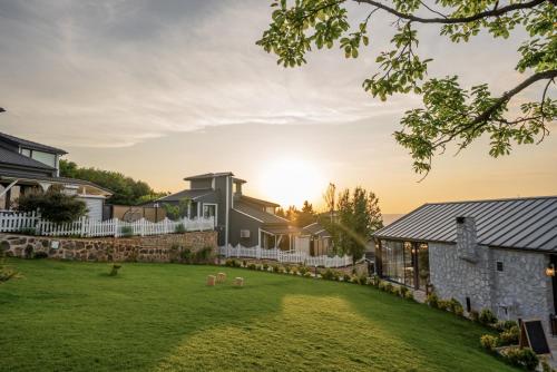 an image of a yard with a house at Alya Kartepe Villa Hotel in Kocaeli
