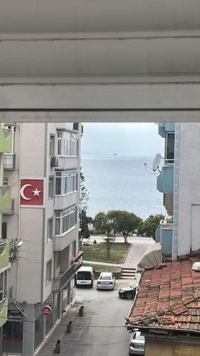 uma vista superior de uma rua da cidade com carros em Cadde Üstü, Deniz Manzaralı Ferah bir daire em Gemlik