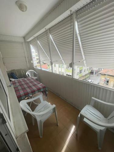 um quarto com duas cadeiras e uma cama e uma janela em Cadde Üstü, Deniz Manzaralı Ferah bir daire em Gemlik