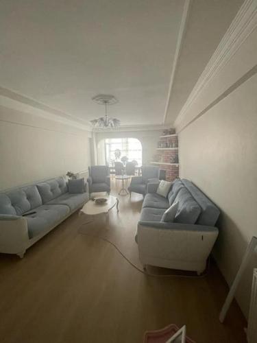 uma sala de estar com dois sofás e uma mesa em Cadde Üstü, Deniz Manzaralı Ferah bir daire em Gemlik