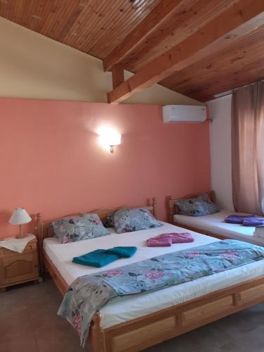 1 Schlafzimmer mit 2 Betten in einem Zimmer in der Unterkunft Guest House Sun in Kranewo