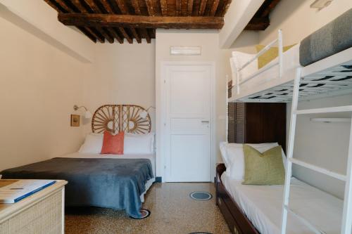 sypialnia z łóżkiem piętrowym i łóżkiem piętrowym w obiekcie Le stanze del Piccadilly w Genui