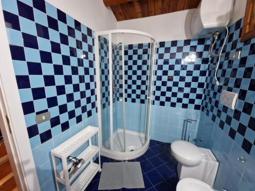 a bathroom with a shower and a toilet at Villetta d' aMare in Avola
