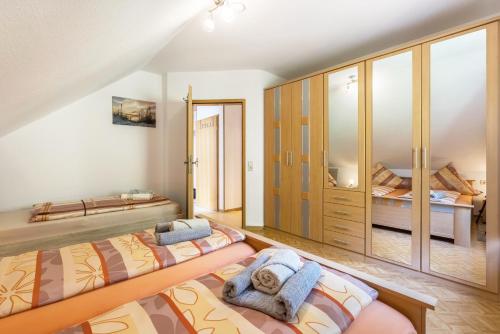 Duas camas num quarto com um quarto em Ferienwohnung Haus am Wald em Meßstetten