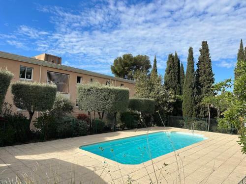 een zwembad voor een huis met bomen bij Penthouse bandol roof top vue mer in Bandol