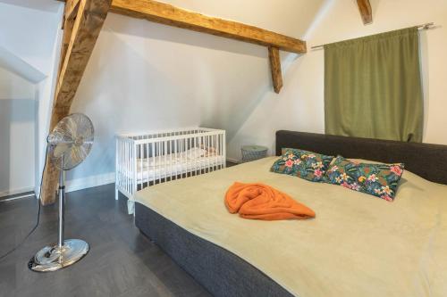 - une chambre avec un lit, un ventilateur et un lit bébé dans l'établissement Loft 41, à Radolfzell am Bodensee