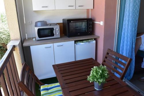 Il comprend une petite cuisine équipée d'un four micro-ondes. dans l'établissement Super studio pour 4 à proximité des plages, à Sausset-les-Pins