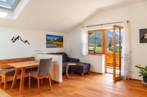 a living room with a table and a couch at Ferienwohnung Rosalie in Farchant