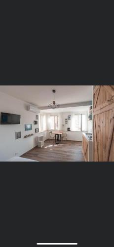 a living room with a table and a dining room at Le Falesie in Gaeta