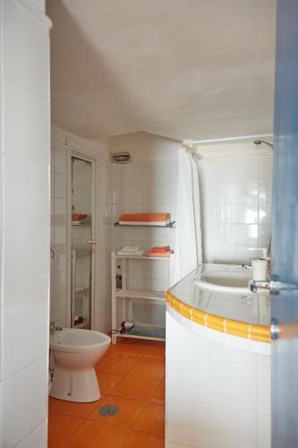 ポンツァにあるcasavictoriaのトイレと洗面台付きのバスルーム